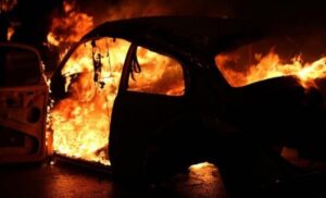 Buktinja tokom noći: Vatra “progutala” automobil “citroen” u Trebinju