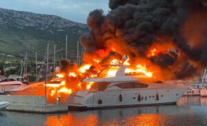 Milionska šteta: U požaru izgorjelo pet luksuznih jahti, 18 oštećeno VIDEO