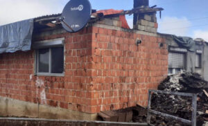 Velika nesreća zadesila petočlanu porodicu: Buktinja “progutala” kuću, vatrogasce izdala pumpa
