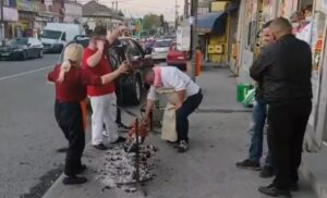 Nevjerovatan snimak iz regiona: Nasred ulice peku prase, dok harmonika svira VIDEO