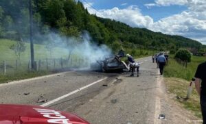 Auto izgorio nakon sudara i eksplozije plinske boce: Povrijeđeni prevezeni u bolnicu