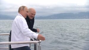 Putin pozvao Lukašenka da se okupa u Crnom moru, on uskočio na 16 stepeni FOTO