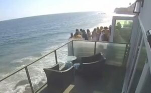 Balkon se srušio, 10 ljudi palo na kamenje: Rođendanska zabava krenula po zlu VIDEO