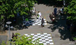 Obnovljena šahovska polja u centru grada: Sve spremno da najstariji sugrađani pokažu znanje