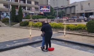 Romantična – ljubavna scena u centru grada: Zaprošena djevojka rekla je “DA”