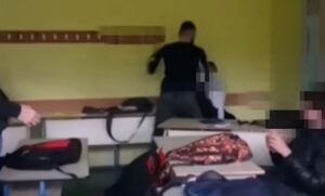 Ružne scene: Objavljen novi snimak vršnjačkog nasilja u školi VIDEO