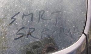 Poruka mržnje u Budvi: “Smrt Srbima” napisano na automobilu iz Srbije