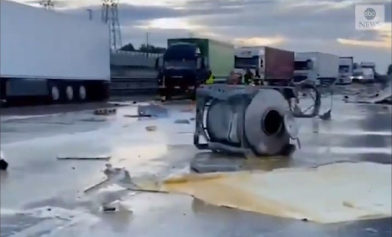 “Rijeka žumanjaka” tekla putem: Sudar osam kamiona koji su prevozili jaja VIDEO
