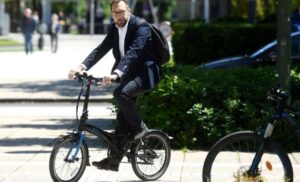 Kandidat za gradonačelnika na pres-konferenciju došao biciklom i poslao jasnu poruku