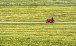 Farmer vozio traktor… Smetao mu kamen pa pomjerio granicu sa Francuskom