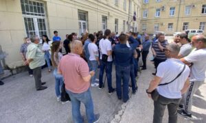 Protest ispred policijske stanice u Trebinju: Nezadovoljni zbog hapšenja Vukanovića