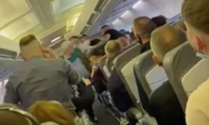 Drama u avionu: Putnici se potukli, žene i djeca vrištali VIDEO