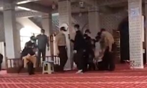 Incident u Turskoj: Uprkos zabrani vjernici se okupili u džamiji, policija ih rastjerala suzavcem