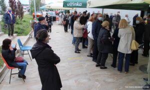 Redovi ispred velesajma: Nastavljena vakcinacija starijih od 65 godina u Banjaluci