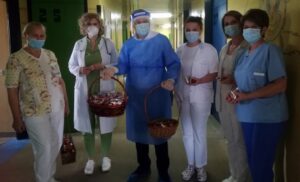 Đajić obradovao najmlađe pacijente: Darovao im vaskršnja jaja i slatkiše