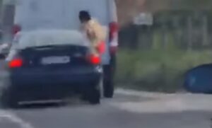 Usred vožnje izašao na prozor! Novi snimak neodgovornog ponašanja na putevima BiH
