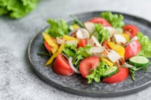 Idealna za vrućine: Obrok salata sa piletinom gotova za 10 minuta