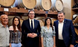 “Turneja” po Vranju: Dodik i Vučić u posjeti vinariji “Aleksić”