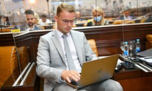 “Glupost, to nije istina”: Stanivuković tvrdi da je računarska oprema nabavljana transparentno
