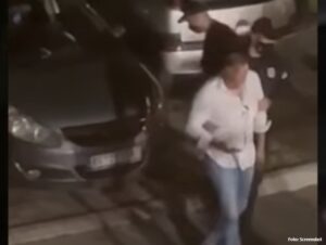 Pojavio se još jedan snimak: Jovanović nakon incidenta gurao policajce VIDEO