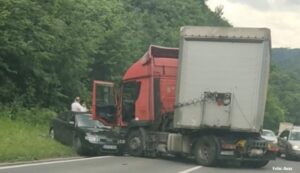 Teška saobraćajna nesreća: Sudar auta i kamiona