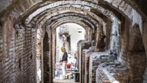 Urezali grafite na Koloseumu: Italijanska policija identifikovala par iz Engleske