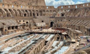 Pili pivo u antičkom amfiteatru: Dvoje turista kažnjeno zbog upada u Koloseum
