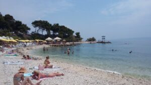 Napadnuti na plaži u Splitu: Mladi par iz Srbije tuklo više ljudi