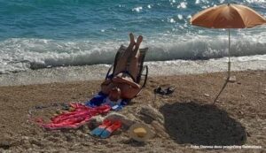 Na moru nikad nije dosadno: Šaljive fotografije sa plaže u Dalmaciji zasmijavaju internet FOTO