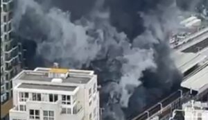 Crni dim iznad Londona: Buknuo požar u centru grada VIDEO