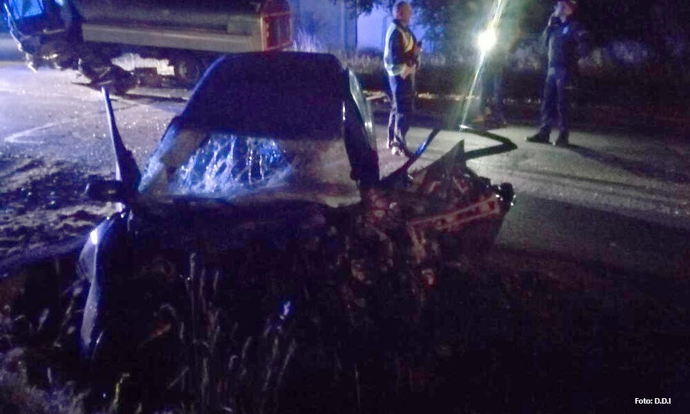 Teška saobraćajna nesreća: U sudaru dva automobila poginula jedna osoba FOTO