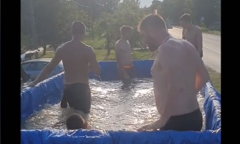 Totalno kul! Napravili bazen od traktorske prikolice, pa ga provozali po kraju VIDEO