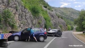 Sudar dva automobila: U saobraćajnoj nezgodi povrijeđene tri osobe