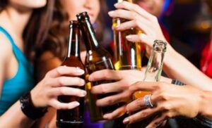 Može spriječiti buduće probleme: Treba li dopustiti tinejdžerima da piju alkohol kod kuće