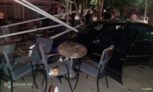 Autom uletio na terasu kafića: Čuo se strašan prasak VIDEO