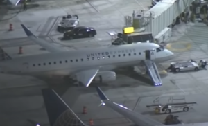 Bizaran incident: Putnik iskočio iz aviona u pokretu VIDEO