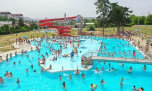Banjalučani uživaju u vodenom parku: Otvorena sezona kupanja u “Akvani”