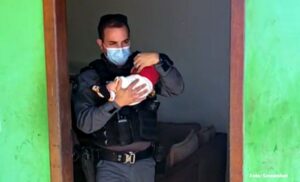 Spasili je policajci: Majka ostavila bebu dilerima kao garanciju za vraćanje duga VIDEO