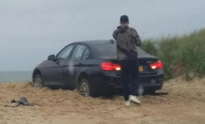 Neugodno… Zaglavljeni BMW ostavio u “rikvercu” pa mu se zaključala vrata VIDEO