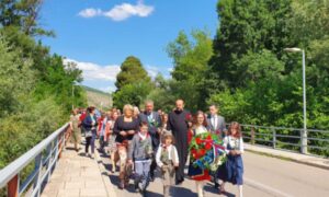 Počelo obilježavanje 29 godina od stradanja Srba u Mostaru: Bačeno cvijeće u rijeku Bunu