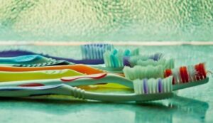 Savjet stomatologa: Niste ni svjesni šta se nalazi na vašoj četkici za zube
