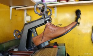 Škole bez obućara, obućari bez posla: Banjalučkim majstorima „presudile“ jeftine cipele