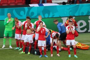 Danski fudbaler pao u nesvijest: Reanimirali ga i iznijeli sa terena, utakmica prekinuta