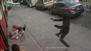 Uznemirujući snimak! Djevojčica (10) i njen mlađi brat između naoružanog napadača i žrtve