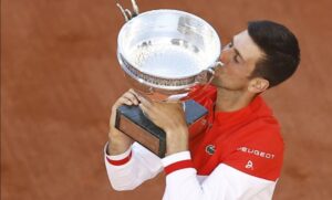 “Јedan je Đoković Novak”: Srpski teniser slavio sa navijačima na ulicama Pariza VIDEO