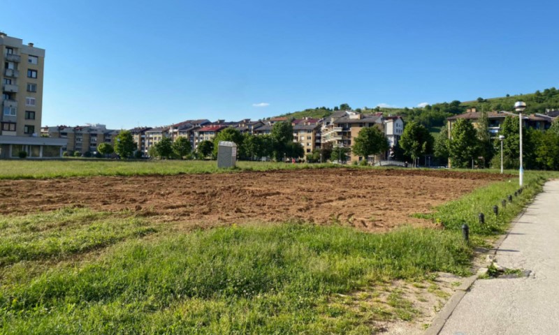 Ništa od parkinga! Protesti urodili plodom – građani uspjeli spasiti livadu
