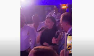 Ponovo se “latio mikrofona”: Dodik zapjevao sa Cecom na svadbi u Laktašima VIDEO