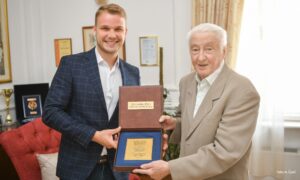 Levajcu uručen Zlatni grb Grada: “Od velikog profesora možemo mnogo da učimo”