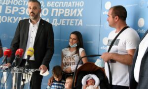 Počela realizacija projekta: Rajčević uručio dokumente roditeljima prve “eBebe” u Srpskoj