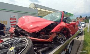 Ferari ostavljen potpuno skršen: Vozač uništio skupi auto i pobjegao